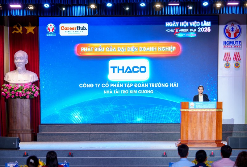 Bà Võ Thị Thanh Nga - Phó Giám đốc Ban Nhân sự THACO phát biểu tại chương trình Bà Võ Thị Thanh Nga - Phó Giám đốc Ban Nhân sự THACO phát biểu tại chương trình
