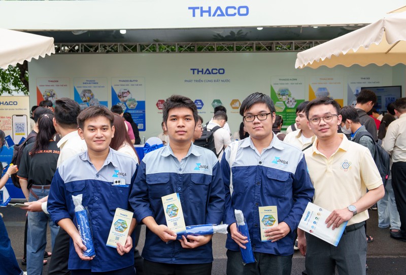 Gần 900 sinh viên hào hứng tham gia minigame “Tìm hiểu về THACO” và hoạt động check-in nhận quà tại gian hàng Gần 900 sinh viên hào hứng tham gia minigame “Tìm hiểu về THACO” và hoạt động check-in nhận quà tại gian hàng