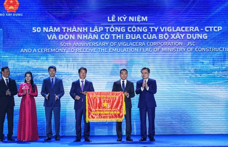 Lãnh đạo Viglacera nhận cờ thi đua của Bộ Xây dựng năm 2024. z6654776618944_67824d196270c2ea8cdc07f38a4f14cf.jpg