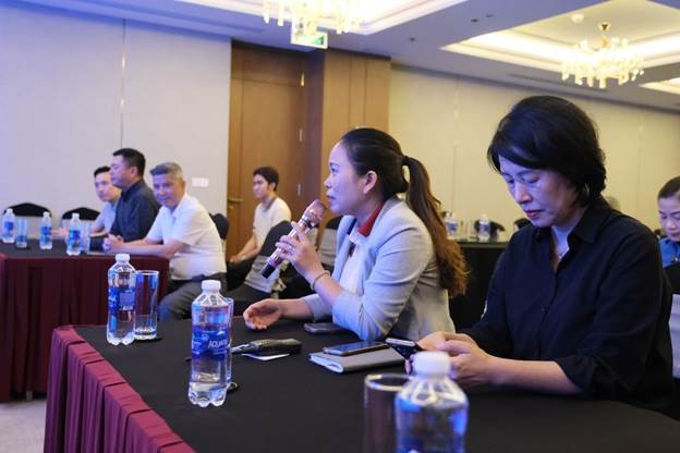 Bà Nguyễn Thị Minh – Tổng quản lý sân golf Sky Lake chia sẻ tại sự kiện. Bà Nguyễn Thị Minh – Tổng quản lý sân golf Sky Lake chia sẻ tại sự kiện.