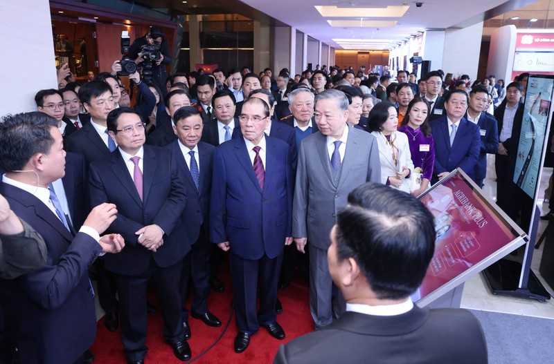 Tổng Bí thư Tô Lâm cùng các đồng chí lãnh đạo Đảng, Nhà nước tham quan khu trưng bày sản phẩm công nghệ số của Agribank tại Hội nghị toàn quốc về đột phá phát triển khoa học công nghệ, đổi mới sáng tạo và chuyển đổi số quốc gia. Ảnh 1 - Tổng Bí thư Tô Lâm cùng các đồng chí Lãnh đạo Đảng, Nhà nước tham quan khu trưng bày sản phẩm công nghệ số của Agribank tại Hội nghị toàn quốc về đột phá phát triển khoa học công nghệ, đổi mới sáng tạo.jpg