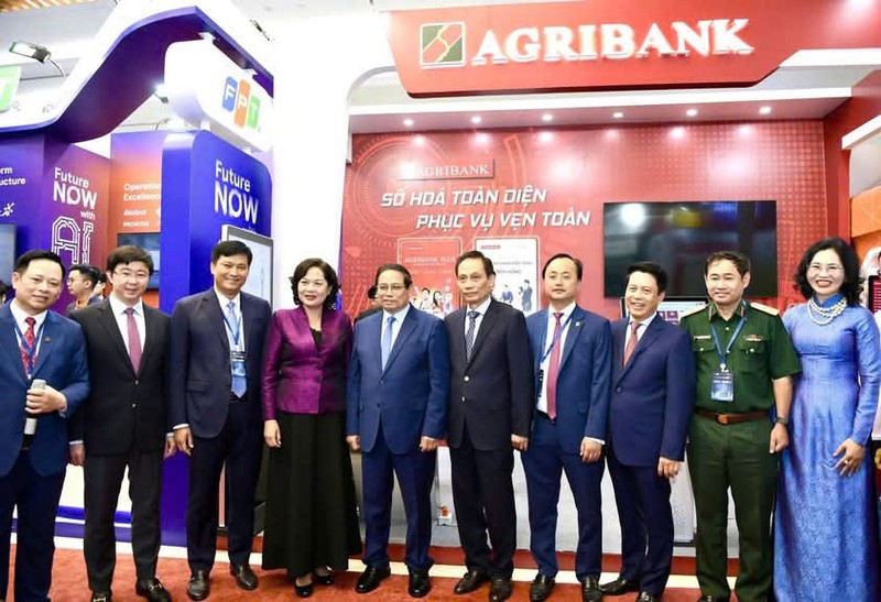 Thủ tướng Chính phủ Phạm Minh Chính, Lãnh đạo các Ban, Bộ ngành tham quan gian hàng công nghệ số của Agribank tại sự kiện Ngày chuyển đổi số ngành Ngân hàng 2025 Ảnh 2 - Thủ tướng Phạm Minh Chính và Thống đốc NHNN chụp ảnh lưu niệm tại gian hàng triển lãm của Agribank tại sự kiện Ngày CĐS ngành NH.jpg