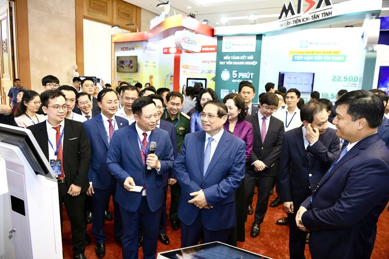 Thủ tướng Phạm Minh Chính tham quan gian hàng của Agribank tại sự kiện Ảnh 3.jpg