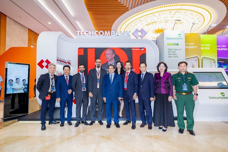 Thủ tướng Phạm Minh Chính tham quan gian hàng triển lãm của Techcombank tại Ngày Chuyển đổi số 2025 Thủ tướng Phạm Minh Chính tham quan gian hàng triển lãm của Techcombank tại Ngày Chuyển đổi số 2025 (1).jpg