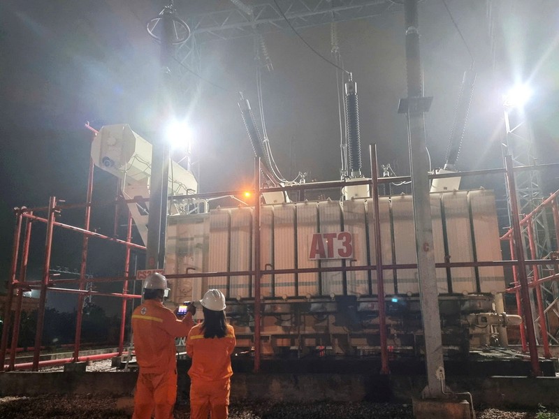 Kiểm tra phát nhiệt, thiết bị ngoài sân phân phối trong ca đêm Kiểm tra phát nhiệt, thiết bị ngoài sân phân phối trong ca đêm
