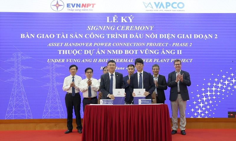Tổng giám đốc EVNNPT Phạm Lê Phú (bên trái) và Tổng giám đốc VAPCO - Go Fukushima ký biên bản tiếp nhận, bàn giao trước sự chứng kiến của lãnh đạo 2 bên Tổng giám đốc EVNNPT Phạm Lê Phú (bên trái) và Tổng giám đốc VAPCO - Go Fukushima ký biên bản tiếp nhận, bàn giao trước sự chứng kiến của lãnh đạo 2 bên