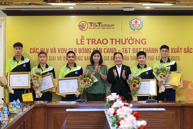 Ông Đỗ Quang Hiển, Nhà sáng lập, Chủ tịch Điều hành Tập đoàn T&T Group và Đại tá Nguyễn Thị Thúy Thanh, Phó Cục trưởng Cục Công tác Đảng và công tác chính trị (Bộ Công an), Phó Chủ tịch kiêm Tổng thư ký Hiệp hội Thể thao CAND Việt Nam trao thưởng cho các VĐV xuất sắc giành HCV Ảnh 1 (3).JPG
