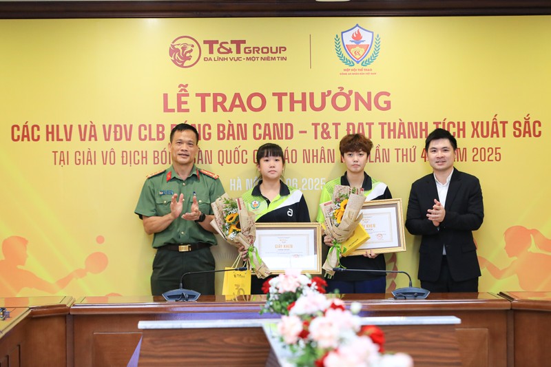 Ông Đỗ Vinh Quang, Phó Chủ tịch HĐQT Tập đoàn T&T Group và Đại tá Nguyễn Xuân Hải, Giám đốc Trung tâm Huấn luyện và Thi đấu Thể thao CAND trao thưởng cho VĐV Hoàng Trà My và Trần Mai Ngọc Ảnh 2 (3).JPG