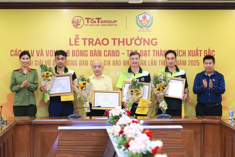Ban Huấn luyện CLB Bóng bàn CAND – T&T nhận giải thưởng sau thành tích đạt được tại Giải vô địch Bóng bàn quốc gia Báo Nhân Dân vừa qua Ảnh 4 (1).JPG