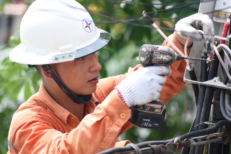 EVNHANOI bố trí lực lượng ứng trực để khẩn trương xử lý tiếp xúc và cân đảo pha DSC_8731.JPG