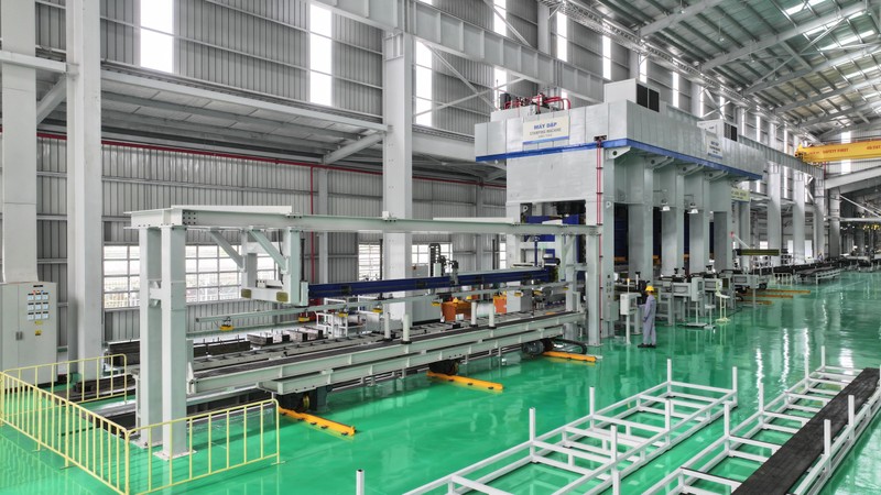 Dây chuyền dập liên hợp, hàn, lắp ráp và nhúng sơn tĩnh điện tại Nhà máy THACO Bus Hình 5. Dây chuyền dập.JPG
