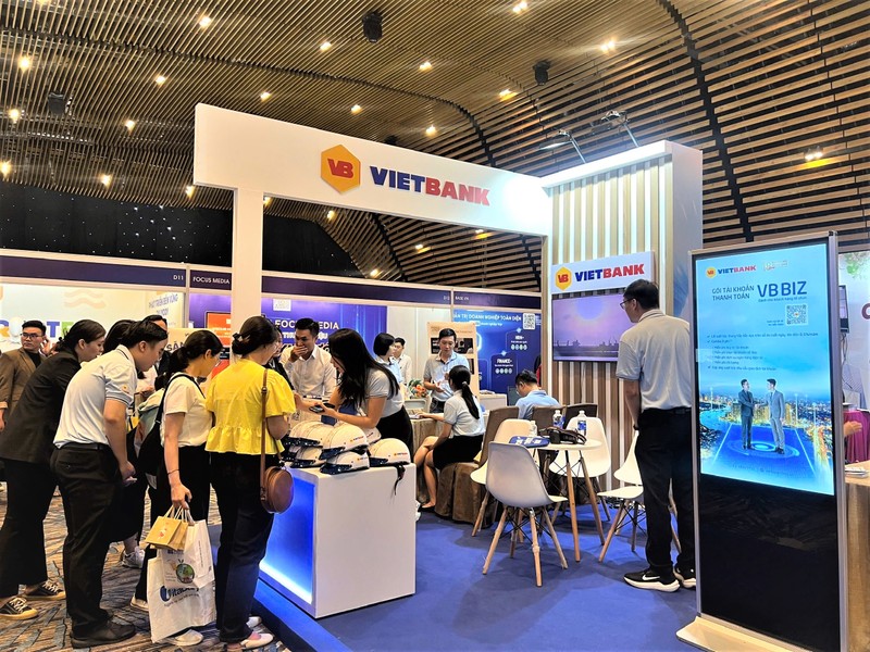 Khách hàng tại quầy thông tin mở của Vietbank tại sự kiện Anh 1.jpg