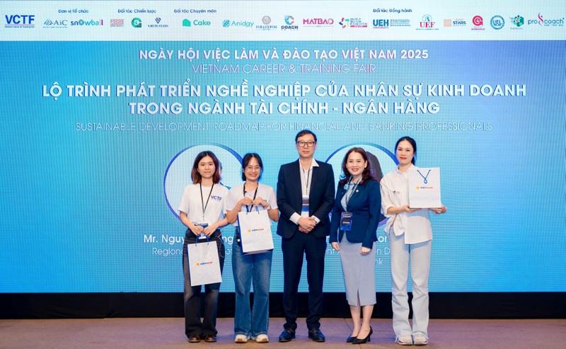 Ông Nguyễn Hoàng Anh Vũ – GĐ Khu vực TP.HCM (giữa) và bà Phạm Thị Hương Hạnh trao quà cho người tham dự tại sự kiện. Anh 3 (5).jpg