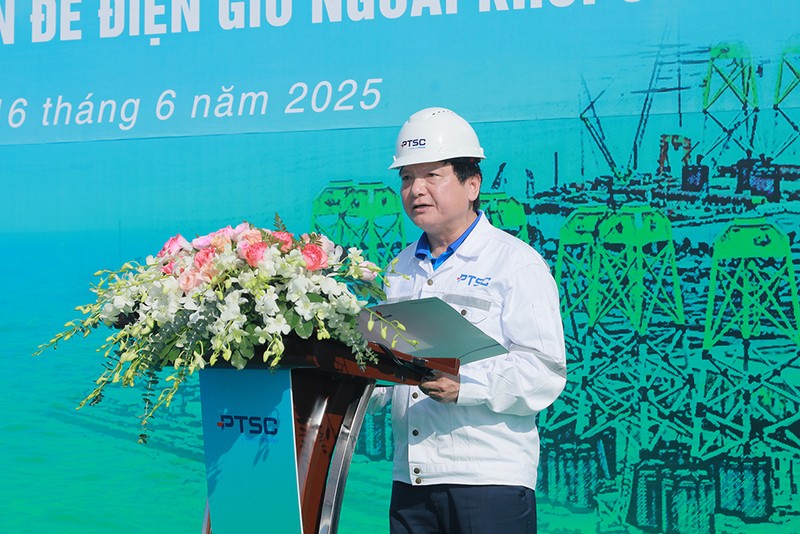 Đồng chí Lê Anh Chiến – Phó Trưởng ban phụ trách, Ban Tuyên giáo và Dân vận Đảng ủy Tập đoàn công bố Quyết định khen thưởng tập thể đã có đóng góp vào thành công của dự án Anh 3 (7).JPG