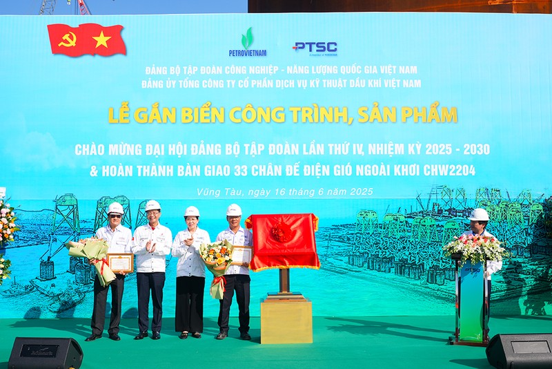 Đồng chí Lê Thị Thủy, Ủy viên Ban Chấp hành Trung ương Đảng, Phó Bí thư Đảng ủy Chính phủ và đồng chí Trần Quang Dũng, Phó Bí thư Thường trực Đảng ủy Petrovietnam trao quyết định và tặng hoa chúc mừng tập thể PTSC Anh 4 (4).JPG