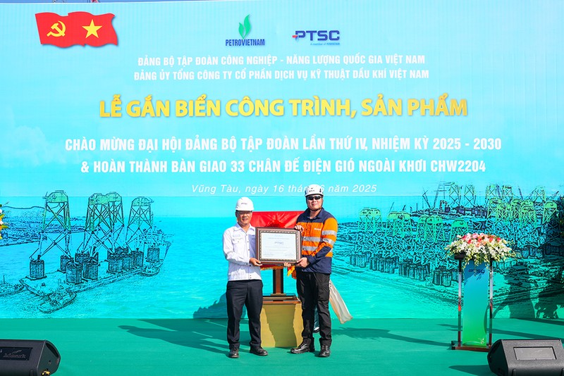 Đại diện Chủ đầu tư Orsted trao Giấy chứng nhận hoàn thành công trình cho đại diện PTSC Anh 5 (4).JPG