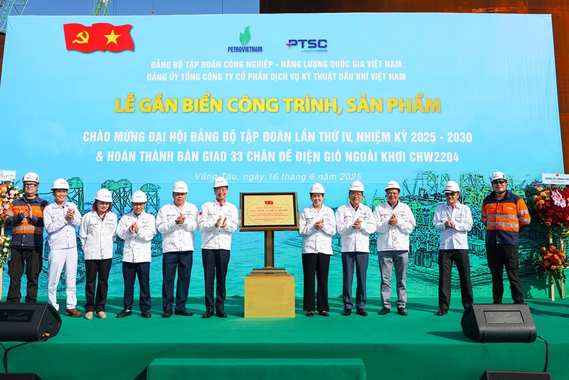 Lãnh đạo Đảng uỷ Chính phủ, lãnh đạo Petrovietnam; đại diện chủ đầu tư Orsted (Đan Mạch) và đại diện lãnh đạo PTSC thực hiện ghi thức gắn biển công trình Anh 6 (3).JPG