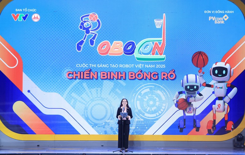 Bà Nguyễn Thanh Huyền, Thành viên Ban Điều hành PVcomBank phát biểu tại lễ bế mạc vòng chung kết Robocon 2025 Ảnh minh họa 02.JPG