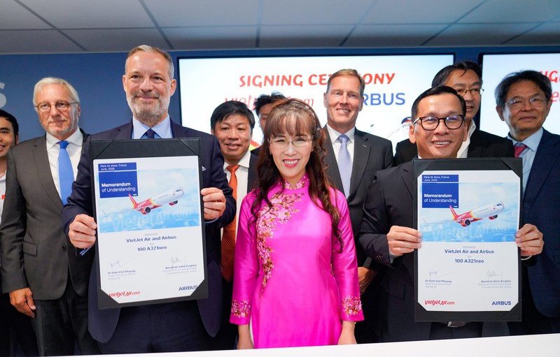 Ông Đinh Việt Phương, Tổng Giám đốc Vietjet (phải) và ông Benoît de Saint-Exupéry, Phó Chủ tịch cấp cao phụ trách Kinh doanh máy bay thương mại của Airbus (trái) trao thỏa thuận đặt hàng 100 máy bay A321neo mới. Photo 1.jpg