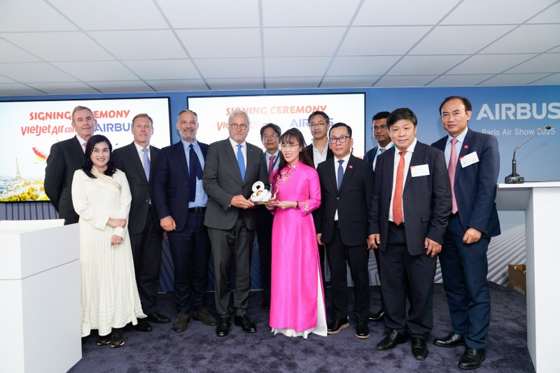 Đại diện lãnh đạo Airbus và Vietjet tại Triển lãm Hàng không Lé Bourget Paris (Paris Airshow) 2025. Photo 5.jpg