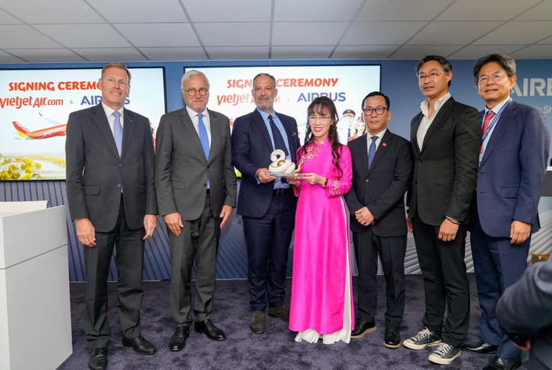 Đại diện lãnh đạo Airbus và Vietjet tại Triển lãm Hàng không Lé Bourget Paris (Paris Airshow) 2025. Photo 6.jpg