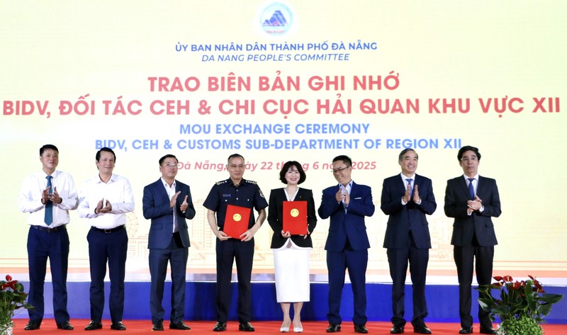 Đại diện BIDV và Công ty TNHH Dịch vụ Tin học CEH cùng trao biên bản ghi nhớ hợp tác xây dựng hệ thống giám sát hải quan thông minh với Chi cục Hải quan khu vực 12 Ảnh 1 (2) (1).jpg