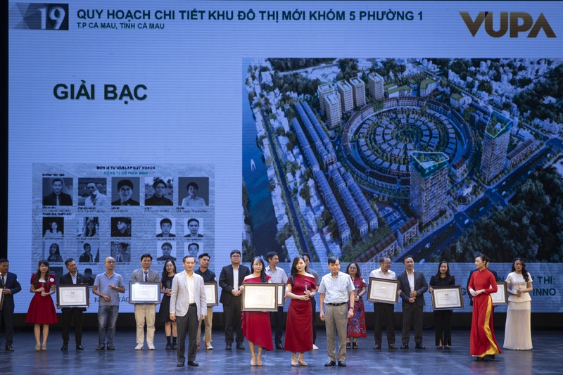 Ảnh 1_Trao thưởng Giải Bạc_dự án Cà Mau.jpg