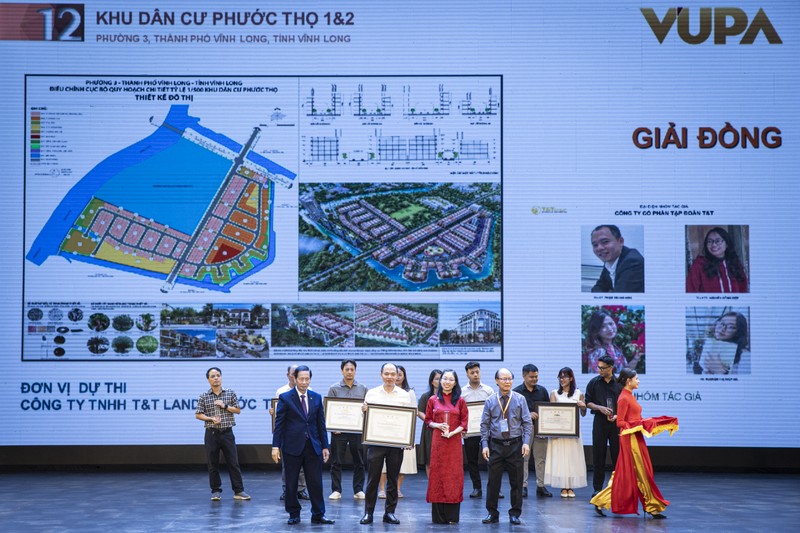 Hai đồ án/dự án của T&T Group được vinh danh giải Bạc và giải Đồng Ảnh 2_Trao thưởng Giải Đồng_dự án KDC Phước Thọ 1 & 2.jpg