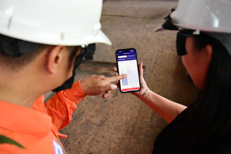 Cán bộ nhân viên EVNHANOI hướng dẫn khách hàng sử dụng App EVNHANOI DSC_2663.JPG