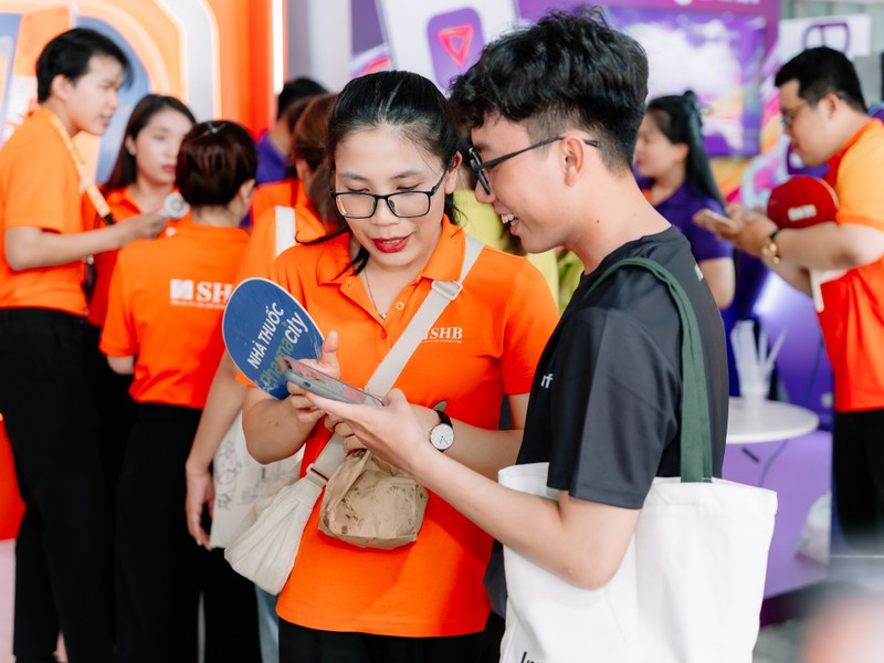 SHB SAHA nhận được sự quan tâm lớn của khách hàng Pic 2.JPG