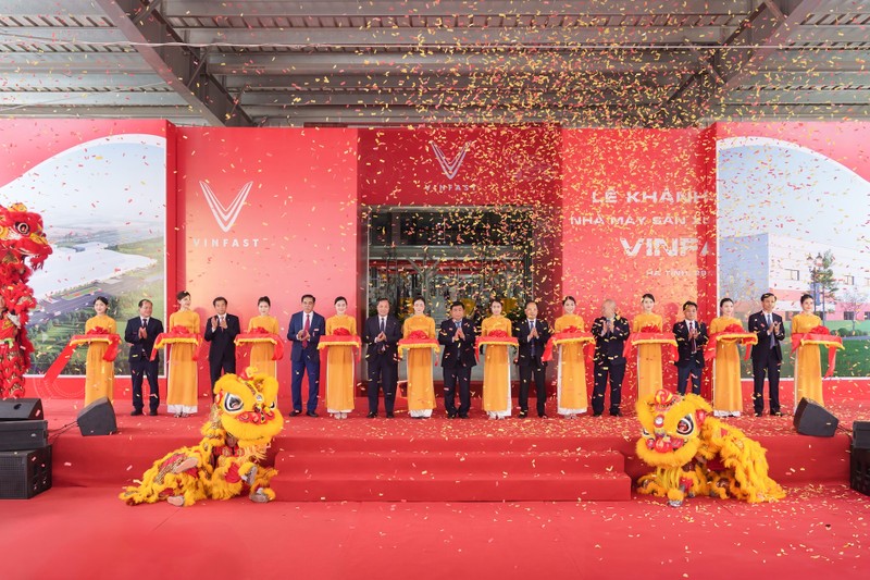 Các đại biểu cắt băng khánh thành Nhà máy sản xuất ô tô điện VinFast Hà Tĩnh Ảnh 1.jpg
