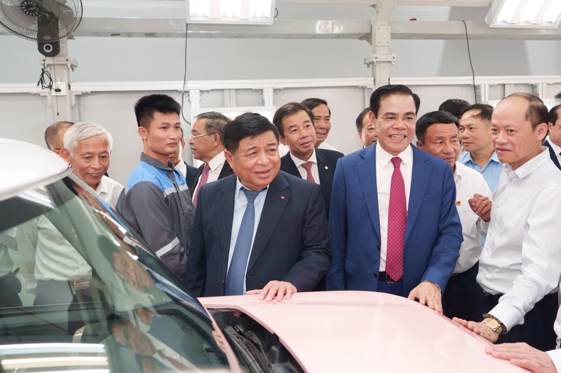 Phó Thủ tướng Nguyễn Chí Dũng ấn tượng khi tham quan dây chuyền sản xuất tại Nhà máy ô tô điện VinFast Hà Tĩnh Ảnh 4.jpg