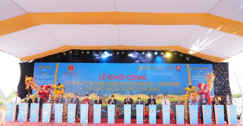 Phó Thủ tướng Thường trực Nguyễn Hoà Bình và các đại biểu thực hiện nghi thức khởi công dự án đầu tư xây dựng cao tốc Bảo Lộc – Liên Khương Ảnh bấm nút.jpg