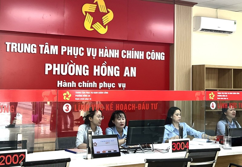 Tại mỗi xã/phường luôn có 2 cán bộ kỹ thuật của VNPT thường trực để hỗ trợ cán bộ xã/phường trong suốt quá trình thực hiện chuyển đổi dữ liệu phục vụ mô hình chính quyền 2 cấp (hình ảnh tại phường Hồng An, TP.Hải Phòng). Phường 1.jpg