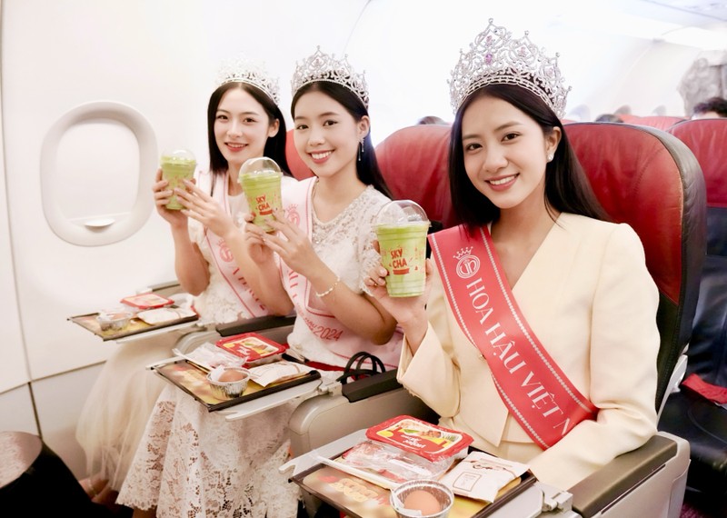 Khoảnh khắc Tân Hoa hậu thưởng thức bữa ăn Việt nóng hổi giữa độ cao 10.000 mét 10.jpg