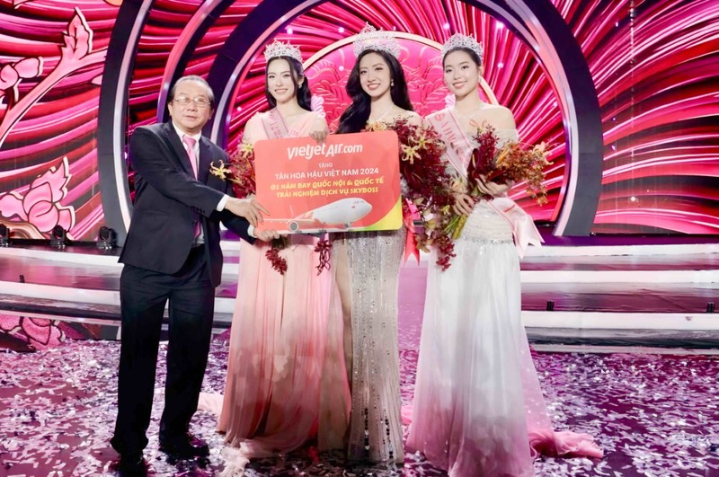 Ông Đỗ Xuân Quang, Phó Tổng giám đốc Vietjet trao phần thưởng là 1 năm bay quốc tế và nội địa, trải nghiệm dịch vụ SkyBoss cho Tân Hoa hậu Việt Nam 2024 12.jpg