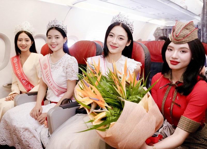 Phi hành đoàn Vietjet gửi lời chúc mừng và tri ân đến đại diện nhan sắc Việt 8.jpg