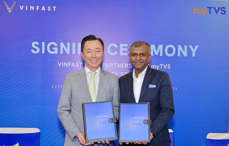 Ông Phạm Sanh Châu, Tổng Giám đốc VinFast châu Á (trái) và ông Natarajan Srinivasan, Tổng Giám đốc điều hành myTVS, tại buổi lễ ký kết. Photo 1 (1).jpeg