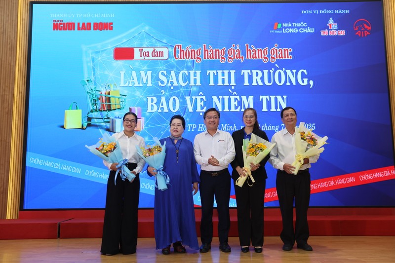 Ban Biên tập Báo Người Lao Động chào mừng khách mời và các doanh nghiệp tham dự tọa đàm. LIEM1950 (1).JPG