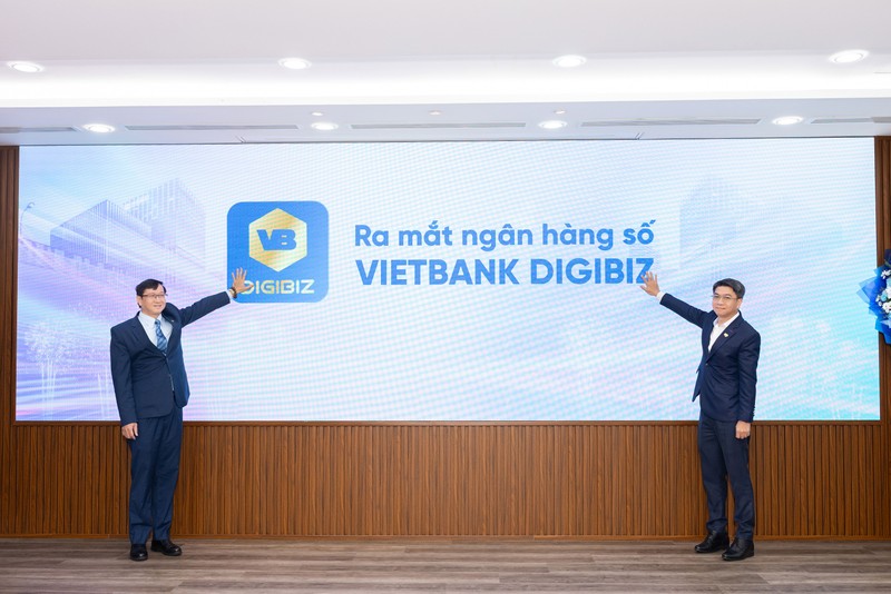 Các Lãnh đạo thực hiện nghi thức ra mắt Ngân hàng số - Vietbank DigiBiz Bản sao của KELVINDOTEAM_094337.jpg
