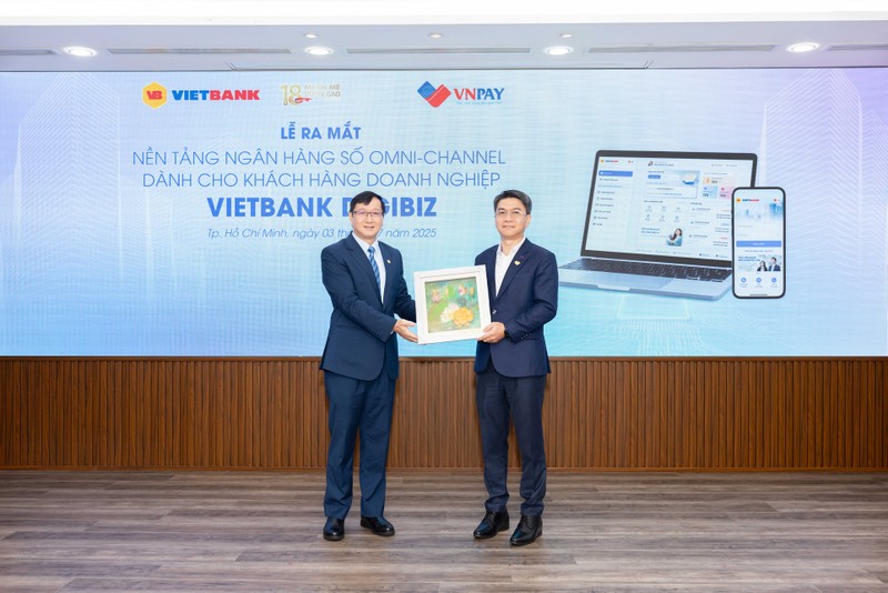 Ông Phạm Linh – Phó Tổng Giám đốc Vietbank (trái) trao quà lưu niệm cho Ông Nguyễn Hữu Phúc - Phó Tổng Giám đốc VNPAY (phải) tại buổi lễ Bản sao của KELVINDOTEAM_094435-2.jpg
