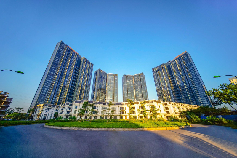 Dự án sở hữu tổ hợp tiện ích đẳng cấp với bể bơi ngoài trời và bể 4 mùa, đường dạo kết nối 6 tòa, vườn treo thư giãn, gym, yoga sôi động, siêu thị, nhà hàng, spa, ngân hàng số hiện đại và không gian sinh thái xanh mát, đáp ứng trọn vẹn nhu cầu sống, làm việc, giải trí theo chuẩn quốc tế Picture4.png