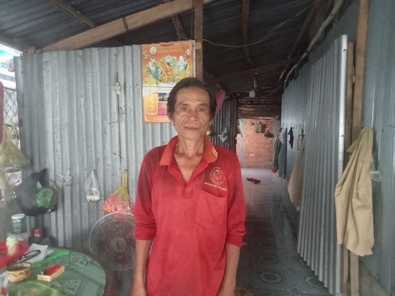 Ông Dương Văn Cam vui mừng khi có cơ hội thay đổi cuộc sống nhờ số tiền 100 triệu đồng nhận được từ Trà Xanh Không Độ. (Ảnh NVCC) 4 (2).jpg