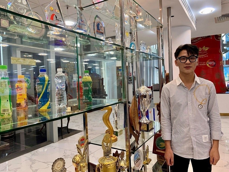 Với 250 triệu đồng nhận được từ Trà Xanh Không Độ, anh Hoàng Mạnh Quyết và gia đình đã thoát gánh nặng vay nợ để đi xuất khẩu lao động. (Ảnh NVCC) 5 (3).jpg