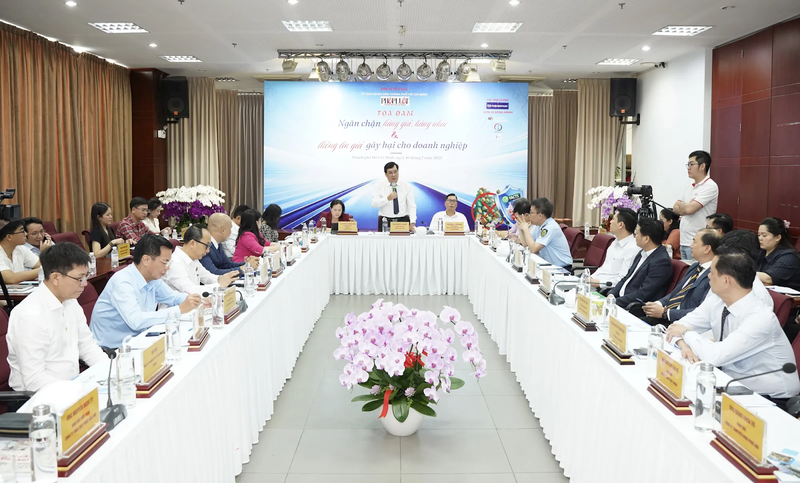 Ông Nguyễn Thái Bình, Phó Tổng biên tập báo Pháp Luật TP.HCM, phát biểu khai mạc tọa đàm Ông Nguyễn Thái Bình, Phó Tổng biên tập báo Pháp Luật TP.HCM, phát biểu khai mạc tọa đàm