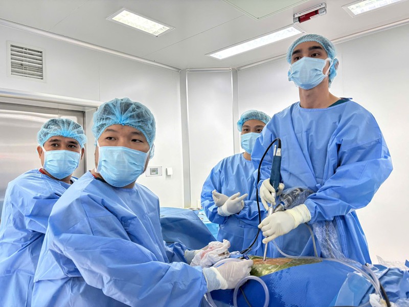Vinmec Phú Quốc đánh dấu bước tiến lớn trong phẫu thuật cột sống nội soi ngay trên đảo ảnh 1 Anh 1 (8).jpg