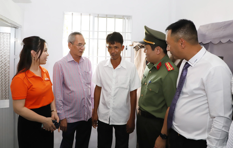 Lãnh đạo Bộ Công an, lãnh đạo tỉnh Bạc Liêu cùng đại diện Tập đoàn T&T Group và Ngân hàng SHB thăm hỏi, trao nhà cho hộ gia đình anh Nguyễn Văn Bi Ảnh 5 (1).png