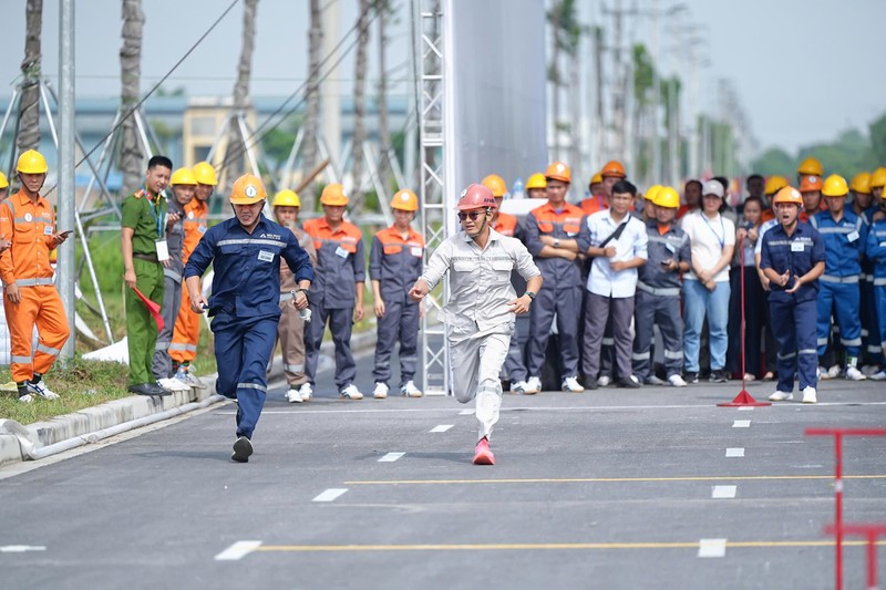 Các thí sinh nhận đc sự cổ vũ nhiệt tình của đồng đội Các thí sinh nhận đc sự cổ vũ nhiệt tình của đồng đội