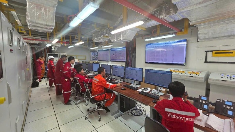 Các chuyên gia, kỹ sư làm việc tại phòng điều khiển trên giàn CPP-KNT 4 (6).jpg