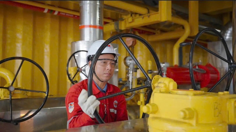 Thợ vận hành mở van trên giàn CPP-KNT 5 (4).jpg